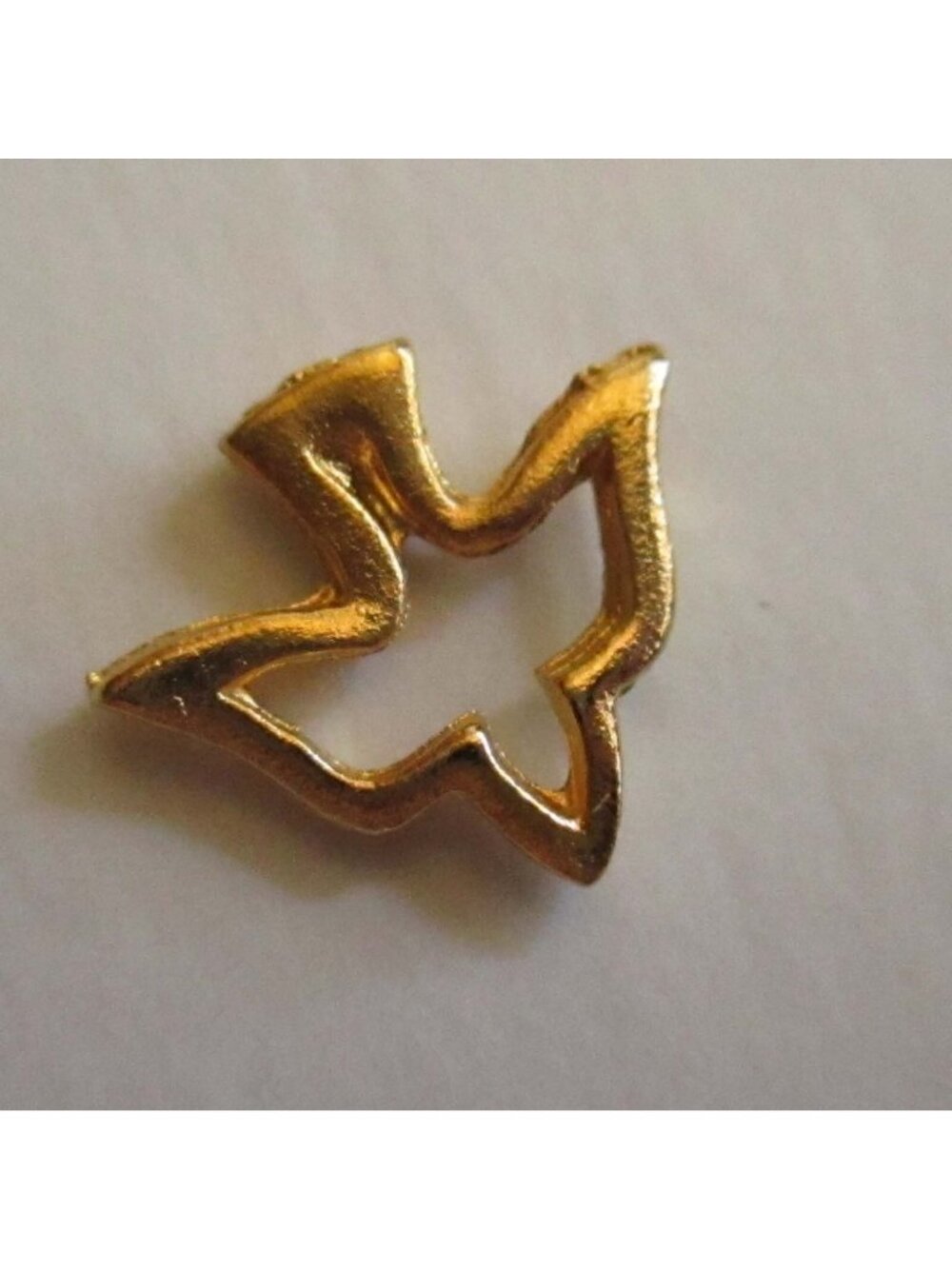 NOS NWOT TINY Goldtone CHRISTIAN PEACE DOVE True Vtg 70s pin pinback